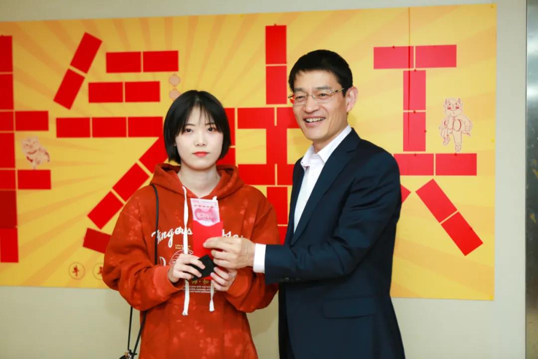 社科賽斯：羨慕！社科賽斯考研為員工們發(fā)放開年紅包！