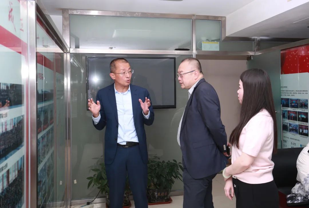 熱烈歡迎法國布雷斯特商學(xué)院校長沈岱博士、Clovitis中國辦公室負責(zé)人劉彥麟一行來訪社科賽斯！